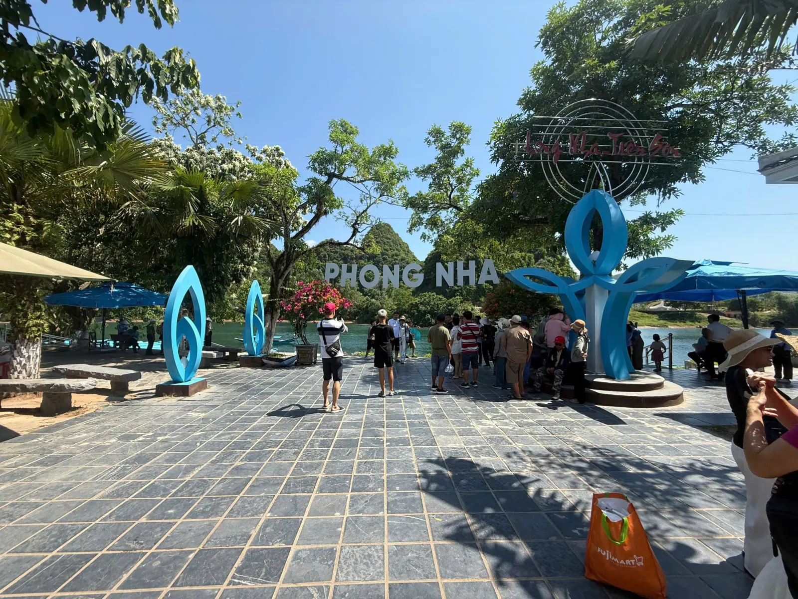 Xe 16 chỗ Hà Nội đi Phong Nha, Kẻ Bàng Xe 16 chỗ Hà Nội đi Phong Nha, Kẻ Bàng